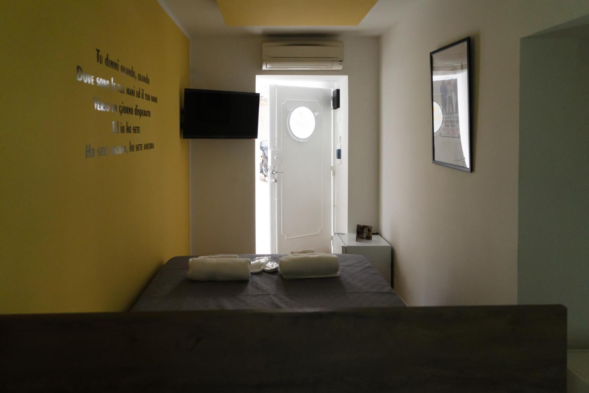 נאפולי Yes I Know My Room - Mini Room Martiri מראה חיצוני תמונה